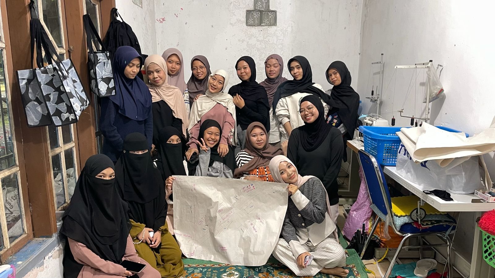 Noe and the participants of First job for her are taking a group photo